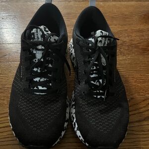 Brooks revel black/white
